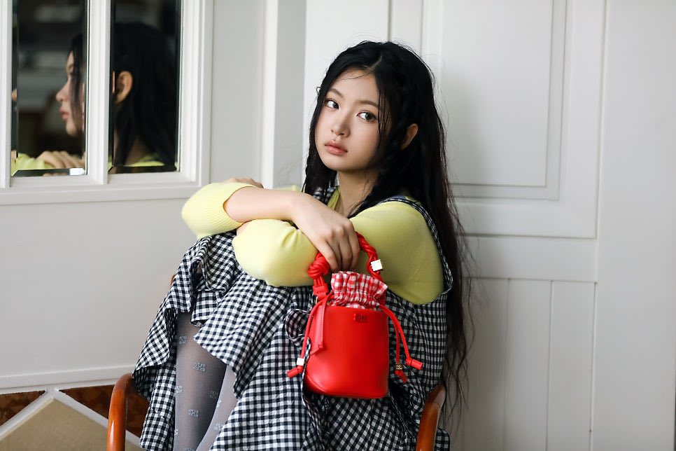 vrora's tweet image. today’s vibe: a little bit of retro charm. okay now tell me—do i look like a gentle troublemaker or just a fashion-forward daydreamer? 🧺🍒✨