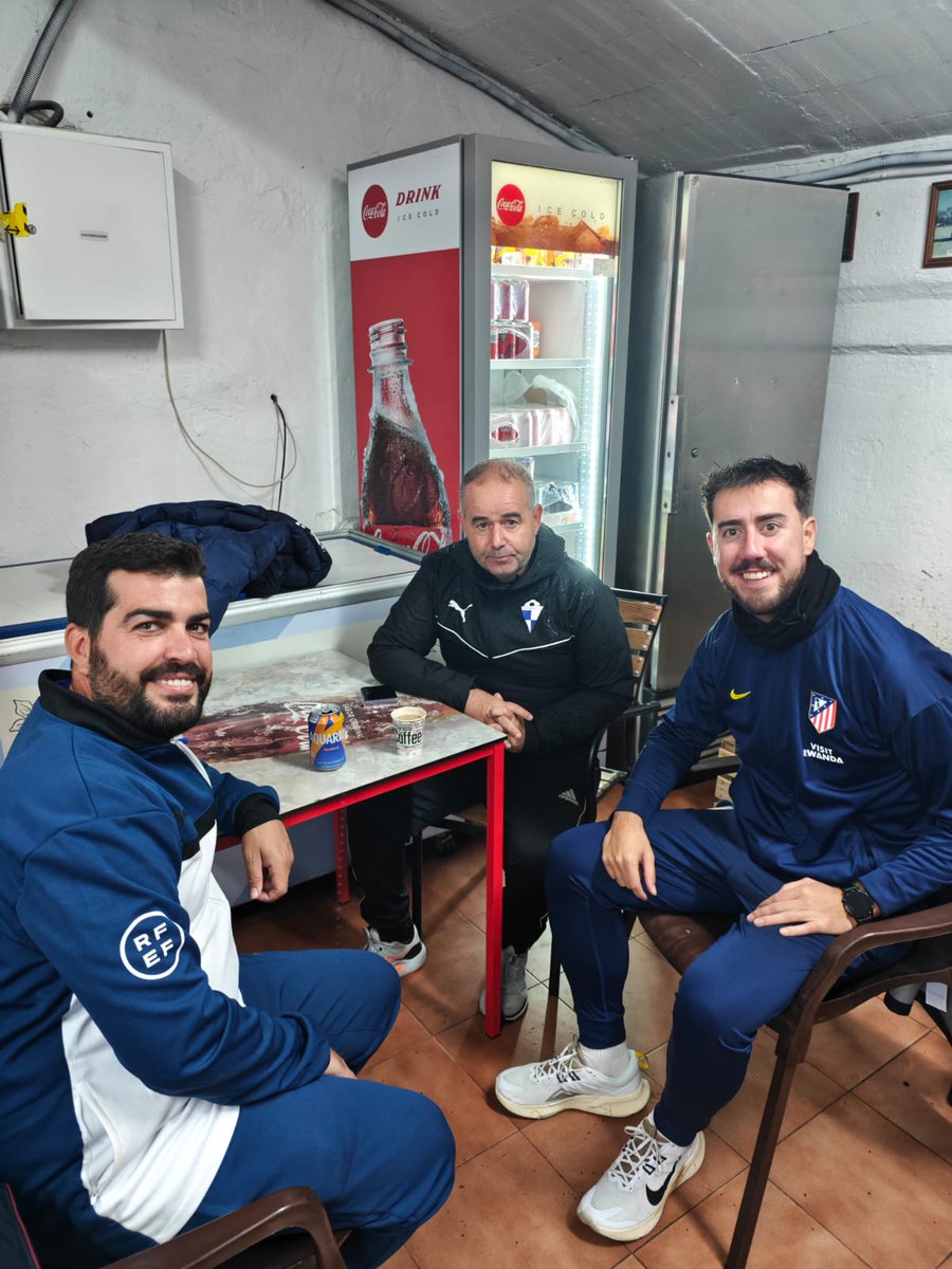 TERCER TIEMPO del Comité de Entrenadores de la RFFM 👇🏻

⚽ <a href="/AravacaCF_/">Aravaca C.F.</a> 🅰️ 🆚 <a href="/AtletiAcademia/">Atleti Academia</a> 🅱️

🏟️ Antonio Sanfiz

📌 División de Honor Infantil (Grupo  1️⃣)

🤝🏻 Ambos entrenadores, Óscar Martos y Pablo Pérez, junto al vocal del Comité, Roberto Díaz (<a href="/Pika2011/">Pika</a>).