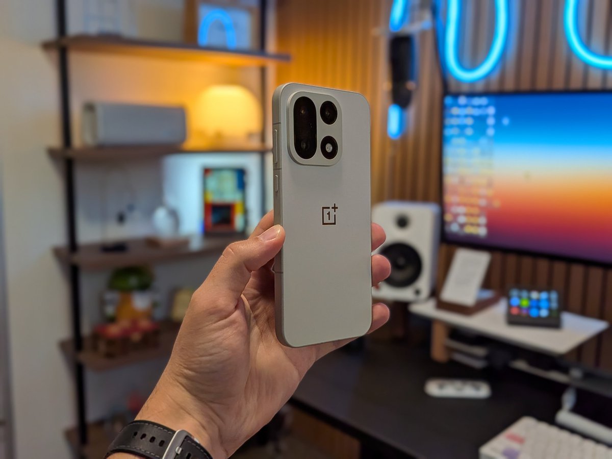 howtomen's tweet image. Ngl OnePlus cooked with thia phone