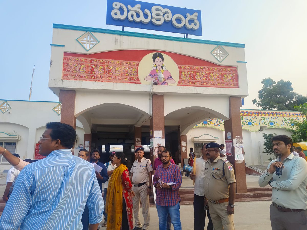 drmgnt's tweet image. DRM #Guntur inspected stations between CBM-VNKD #stations today, reviewing #Divyangjan amenities and #ABSS facilities. Key focus on #accessibility, #safety and strengthening operational #Efficiency. Directions given to ensure seamless travel experience for all passengers. 🚉