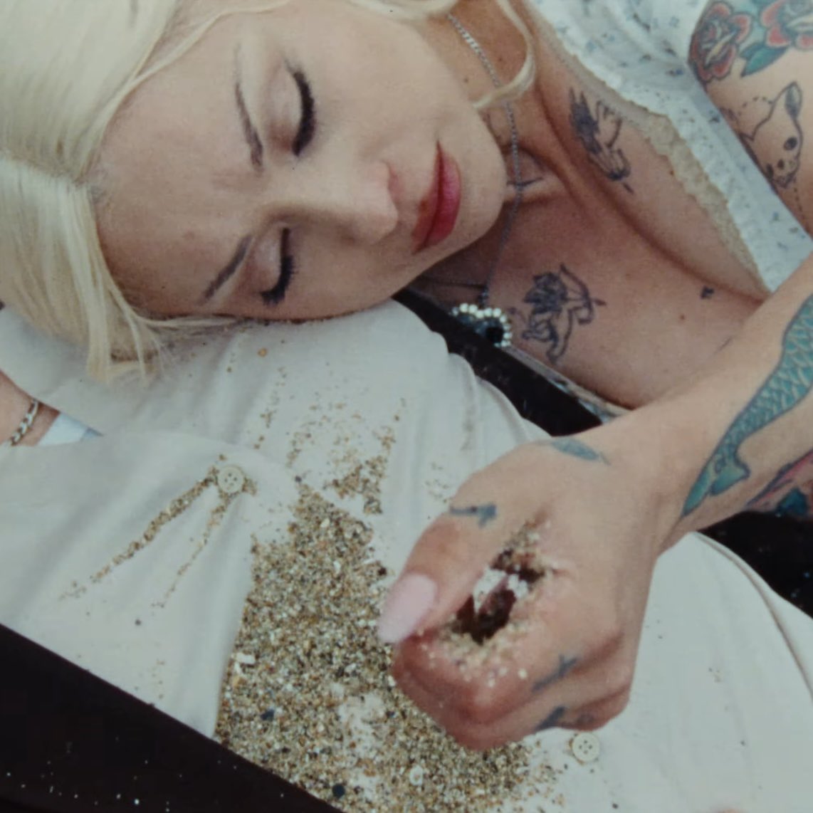 Melancolía de <a href="/monlaferte/">Mon Laferte</a> grabada en Valparaíso 🇨🇱 y dirigida por <a href="/camigrandi/">Camila Grandi</a> ya disponible en YouTube ♥️