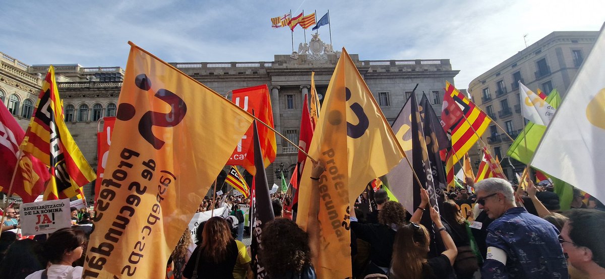 Primers crits de <a href="/eniubo/">Esther Niubó</a> dimissió a la Plaça Sant Jaume.