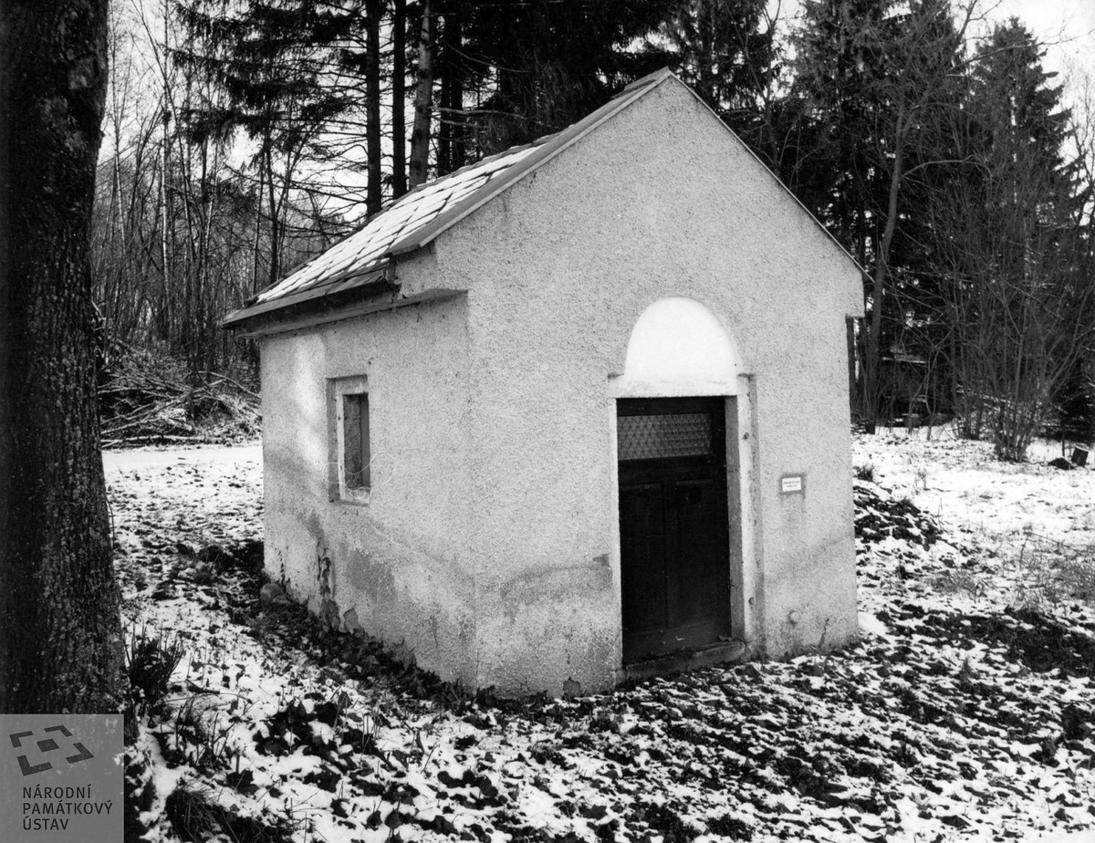 MikesVerca's tweet photo. Kaple postavena 1928
patřila do majetkové podstaty usedlosti č.p.1 ve Svojších. Rodina Weber
1945 konfiskace
od 1951 v majetku Státní statku v Hartmanicích
#WeLoveSumava https://t.co/JVwgggrgDa
