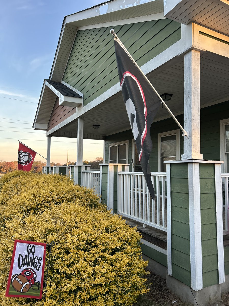 the_dawg_father's tweet image. Let’s go Dawgnation!! It’s Gameday!! Time to #RaiseTheFlags and #ATD Getting ready for an all day tailgate is my idea of paradise. #GoDawgs #BeatTexas