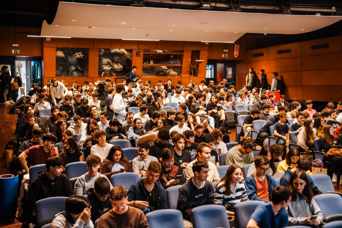 datastudents's tweet image. La #datathonFME ja ha començat!🚀 Els equips ja s’han posat en marxa per afrontar i resoldre els reptes proposats. Ànims!!