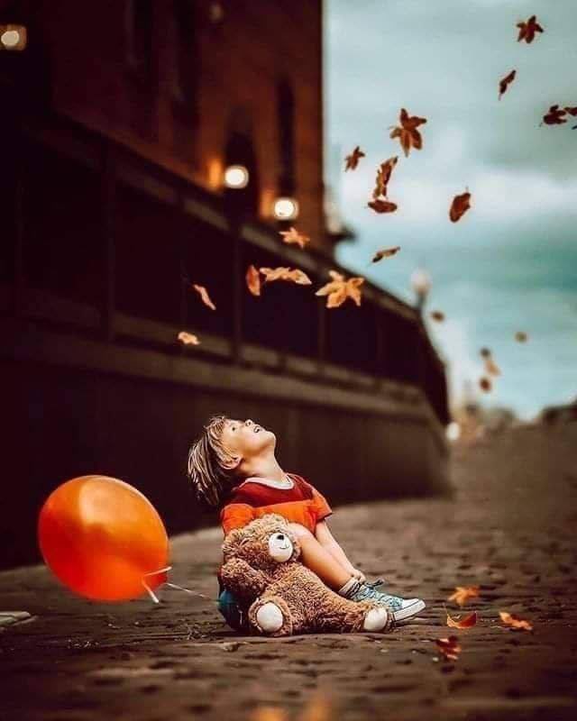 الحياة لا تُفهم ولكنها تُعاش كما هي لحظة بلحظة فلا تفكر في الماضي أو المستقبل و تمضي حياتك بالأسئلة  فقط استمتع بالحياة💕