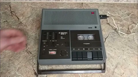 В России решили восстановить производство магнитофонов Весна, он очень гармонирует с роботом Aidol, который красиво наебнулся на презентации.