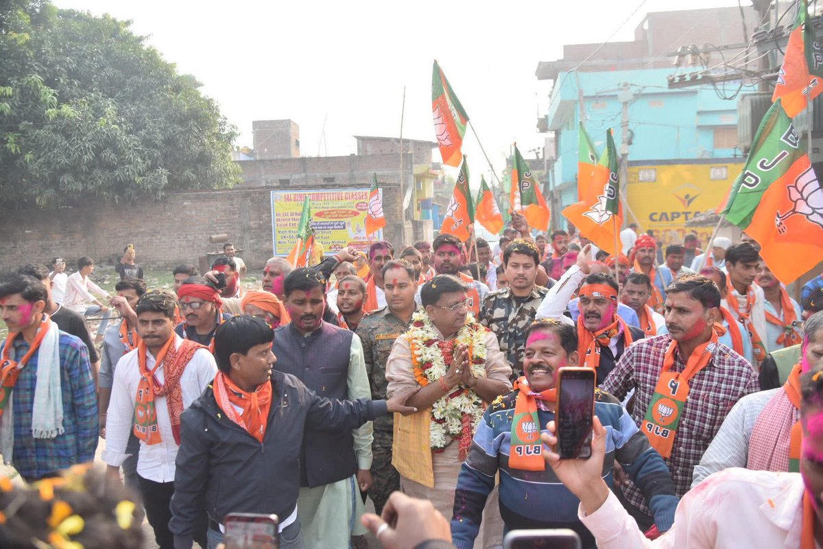 Ershailendrabjp's tweet photo. ✨ जश्न जनसंपर्क ✨

बिहपुर के हर रास्ते पर आज बस एक ही नज़ारा— जनता का अपार आशीर्वाद और कार्यकर्ताओं का अदम्य जोश।

गाँव-गाँव, घर-घर से मिले इस प्यार ने फिर साबित कर दिया कि
बिहपुर का दिल विकास के साथ धड़कता है।

हर हाथ, हर मुस्कान, हर “जय श्री राम” की गूंज ने इस जनसंपर्क को एक भावनात्मक उत्सव बना दिया— स्नेह, विश्वास और एकजुटता का सच्चा जश्न।

आप सभी का यह सम्मान मेरे लिए अमूल्य है।
यही ऊर्जा मुझे पूरी शक्ति से काम करने का हौसला देती है।

#JashnJansampark #Bihpur #NDA4Bihar #HarGharNDA
#TeamBihpur #VikasKaVishwas #JanataKaAshirvaad