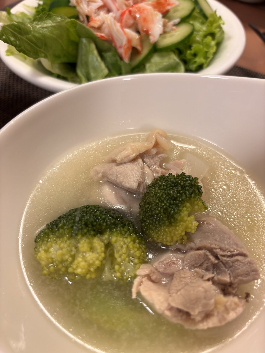 鶏もも肉とブロッコリーのスープ

エダジュンさんの「やせスープ100」のレシピを見ながら作っていたのですが、粒マスタードがなかった‥
替わりに冷蔵庫にあったディジョンマスタードを少し入れました

鶏肉からのお出汁で、コンソメも使わない、やさしい味のスープで好評でした
#おうちごはん