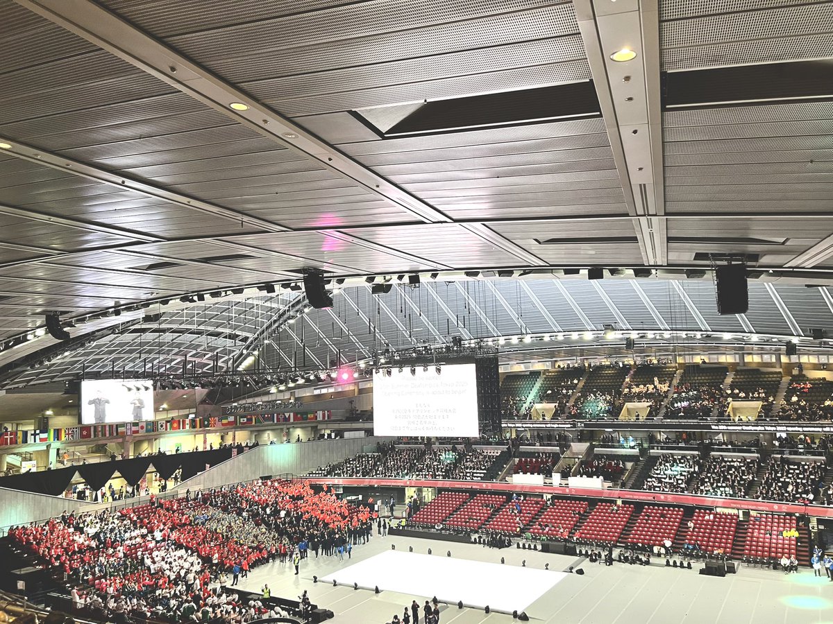 studio_libera's tweet image. 今日はデフリンピックの開会式に行ってきました🏃‍♀️💨(チケット当選してたッ)

「拍手」の代わりに、両手をひらひらさせる手話の「サインエール」を覚えた！
音がないのに感じる熱気と盛り上がりが滅茶苦茶に良かった〜〜📣✨

阿波踊りのパフォーマンス格好良かったし、一青窈さんの君が代最高…