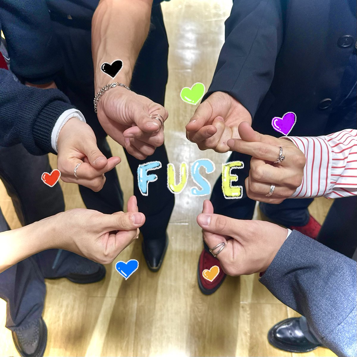 [#온앤오프 #ONF] 
첫방 퓨즈 덕분에 잘 마쳤어요!!
내일 벌써 막방이지만 멋지게 보여드릴테니 우리에게 힘을 줘 퓨즈❤️🧡💜🖤💚💙
