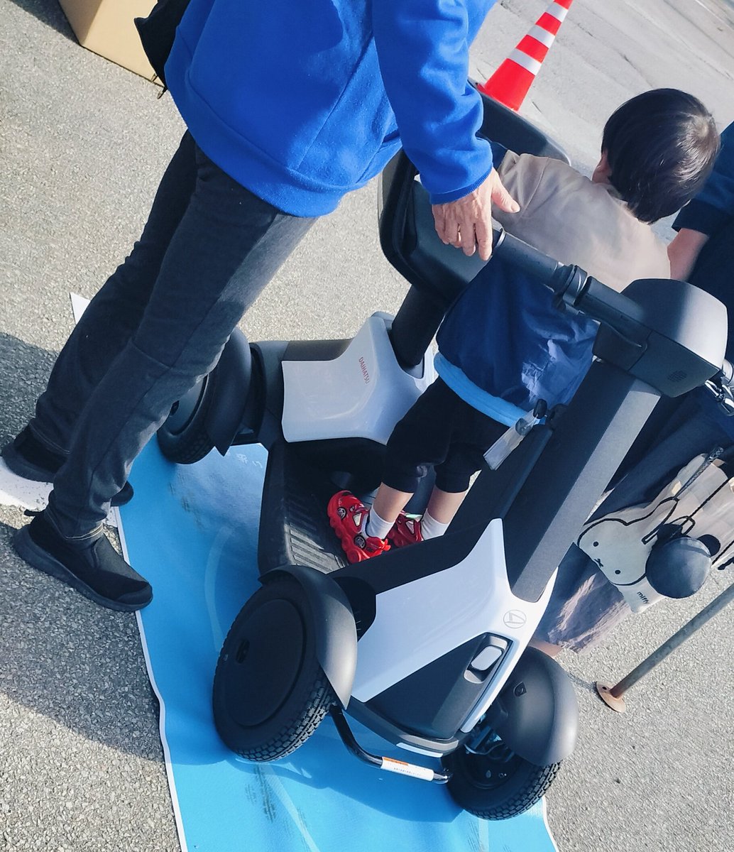 SF感あるセニアカーやら