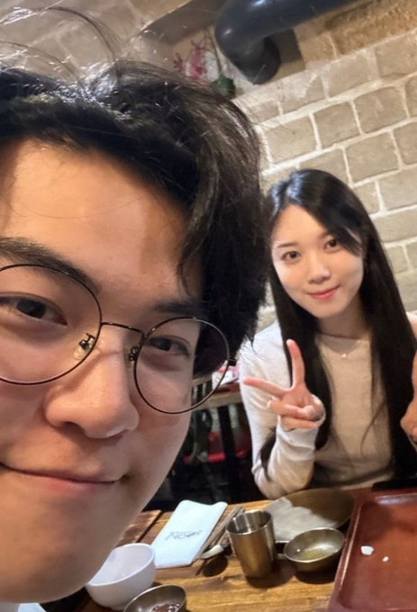 Sheep_Esports's tweet photo. T1 Gumayusi’s 🇰🇷 sister on instagram:

"our family all headed to China from our different places, despite our busy schedules

We wanted to show him: "We’re here"

That his absolute unwavering side is right beside him. That he’s not alone so he can keep going"

 u/SayberryGames https://t.co/sveg58GRwT