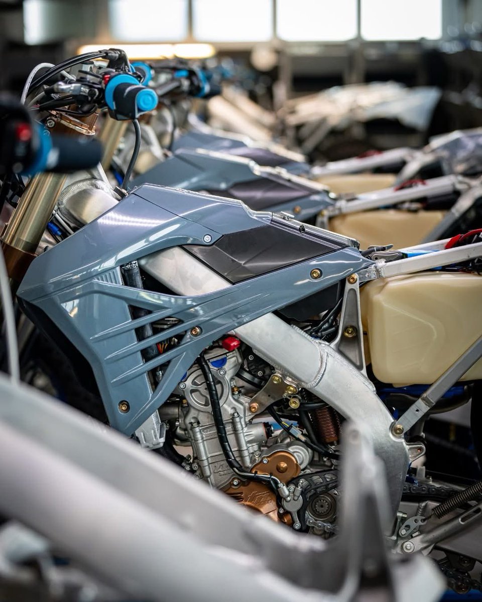 tmmoto_jp's tweet photo. Craftsmanship starts here.
優先するのは効率じゃなく、仕上がり。
TMは、一人のメカニックが一台と向き合って組み上げています。
#TMMoto #TMMotoJapan
#bike #Italy #CraftedToRide https://t.co/WxMrpZyyqF