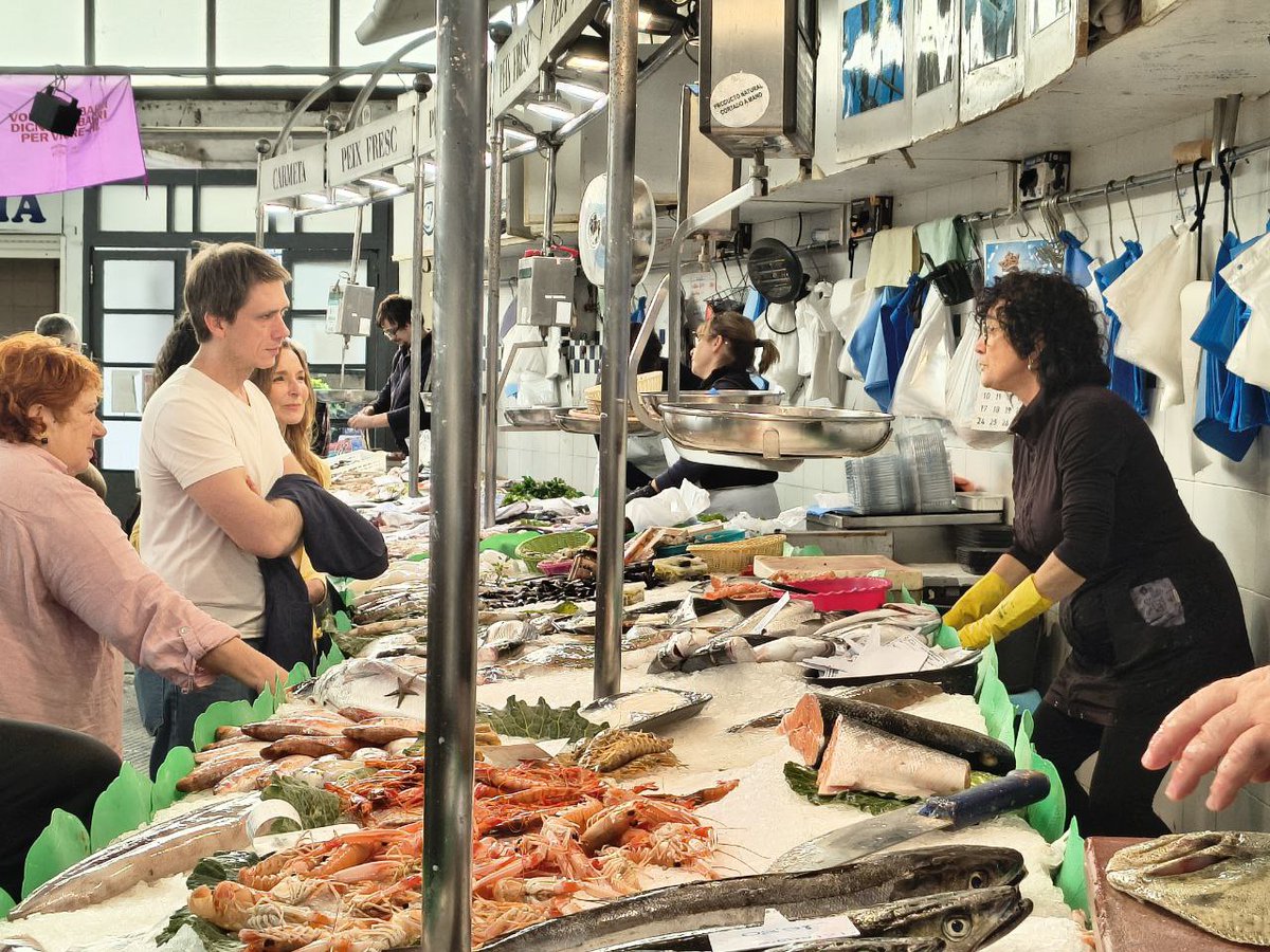 Sempre és interessant recuperar bones estones, somriures i converses amb els paradistes del Mercat Torner de qui guardo molt bon record de la meva etapa com a regidor de mercats. Gent q estima l'ofici, compromesa i dedicada. Producte de proximitat i de qualitat, no us els perdeu!