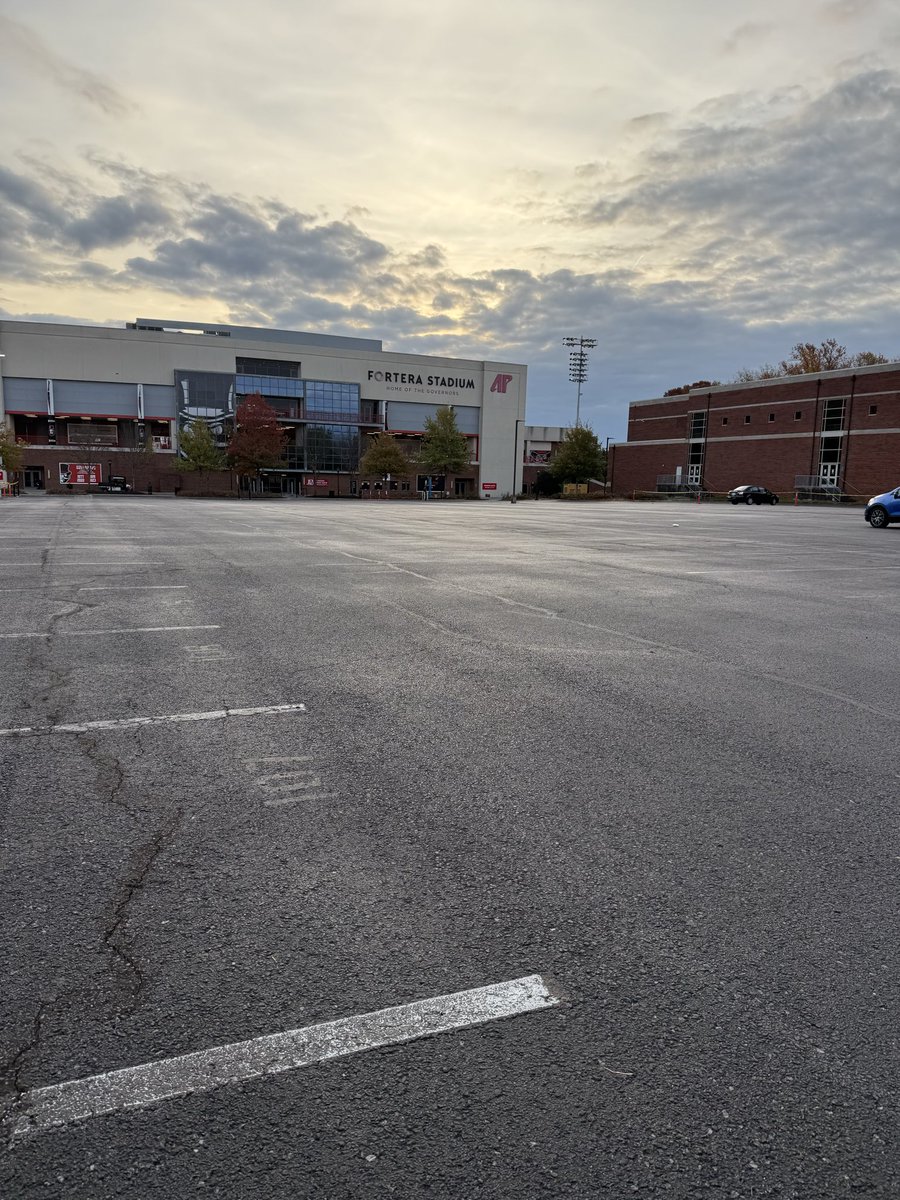 _lkidd's tweet image. Gameday at The Fort! Beautiful weather for mid November, let’s send our seniors off in style as we look to go 6-0 at home! #LetsGoPeay