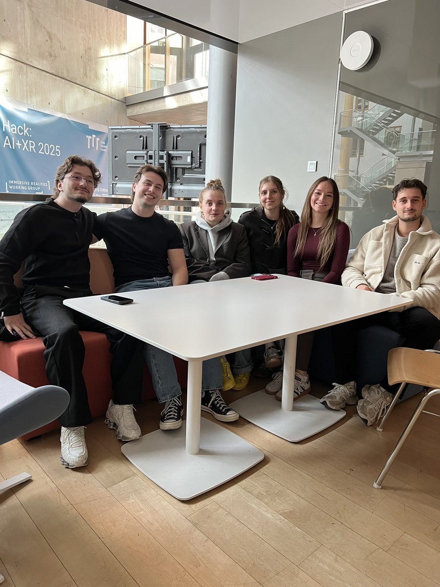 Unglaublich 😊 Im Sieger-Team beim XR Hackathon im TUM Think Tank ist auch ein Student der Technischen Hochschule Nürnberg Georg Simon Ohm dabei. Herzlichen Glückwunsch 👏👏👏 Es war ein gigantisches Event. Wir sehen uns 2️⃣0️⃣2️⃣6️⃣