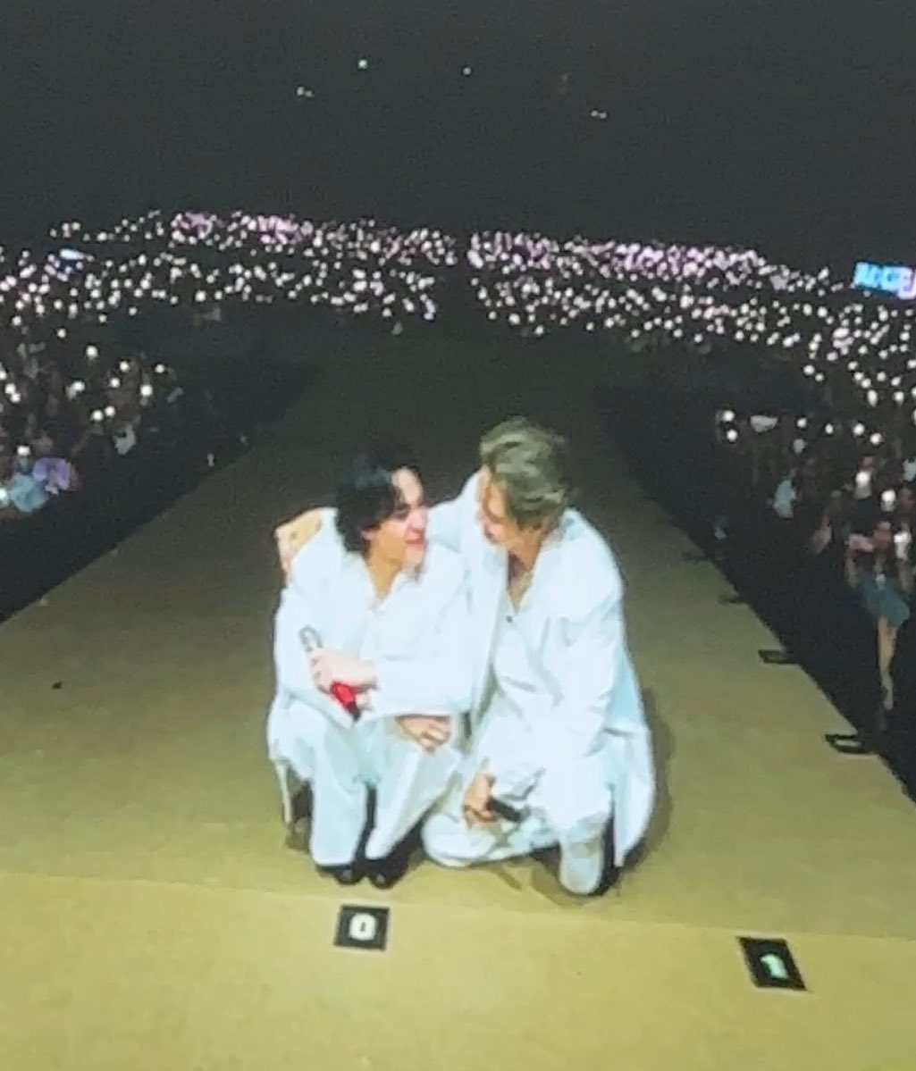 BraverliGun's tweet image. กุอยากบอกรักแม็กกี้บาสซักล้านรอบ จะบ้าตาย ไม่เคยเจอศิลปินที่ทำให้รักขนาดนี้ อย่าว่าแต่ศลปเลย รองลงมาจากครอบครัว เพื่อนสนิทไม่กี่คน ก้คือสองคนนี้แล้วอ่ะ

จริงๆชีวิตนี่มีคนสำคัญไม่กี่คนหรอก แต่แม็กกี้บาสคือหนึ่งในนั้น❤️‍🩹

MAXKYBAS OUR HOME

#MaxkyBas1stFM 
#แม็กกี้บาส