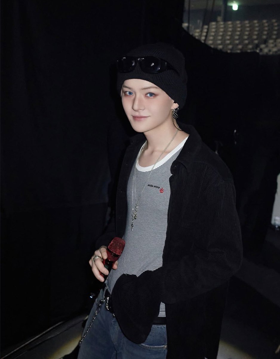 Turn everything over, I'm here, right after the concert. Even as the lights went out, I stood out effortlessly in the darkness. My eyes locked in a gaze that radiated agreement, sparkling with a brilliance that rivaled the stage lights themselves.