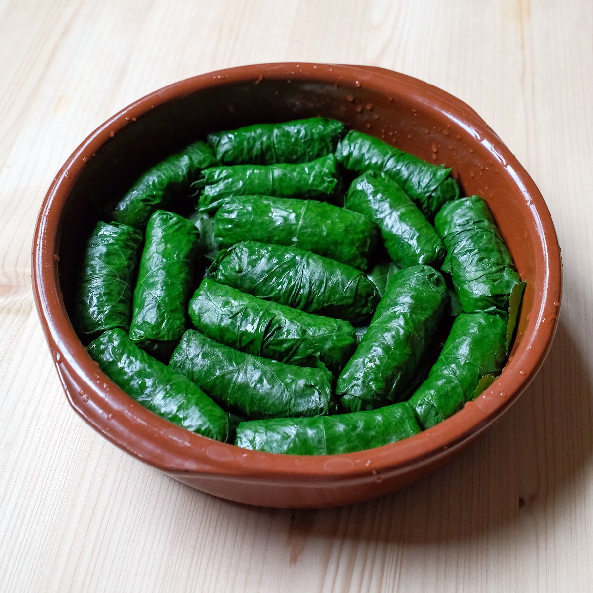 mono_grafic's tweet image. How I relax on the weekend: I just put in the oven mallow leaves sarmas stuffed with rice and black oyster mushrooms, after picking them this morning and then spending two hours preparing 😅