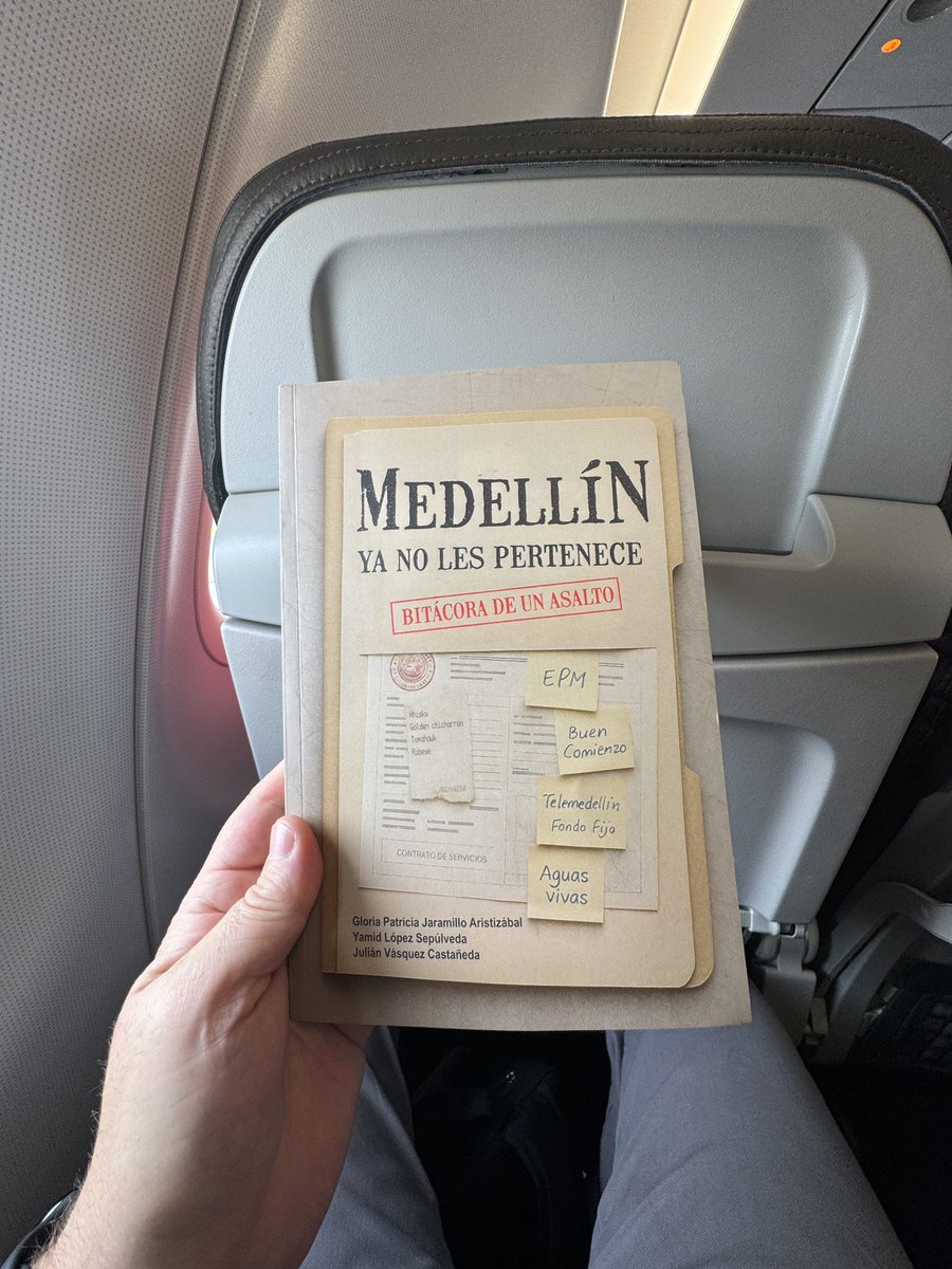 Feliz con esta lectura en mi viaje a Medellín: valiente <a href="/Tyche78Tyche/">TYCHE®</a>, Medellín le debe mucho a su ejercicio de control ciudadano gracias al cual muchos descubrieron quién es en realidad Daniel Quintero.

Les recomiendo el libro: excelente.

Hoy tenemos dos funciones en Medellín,