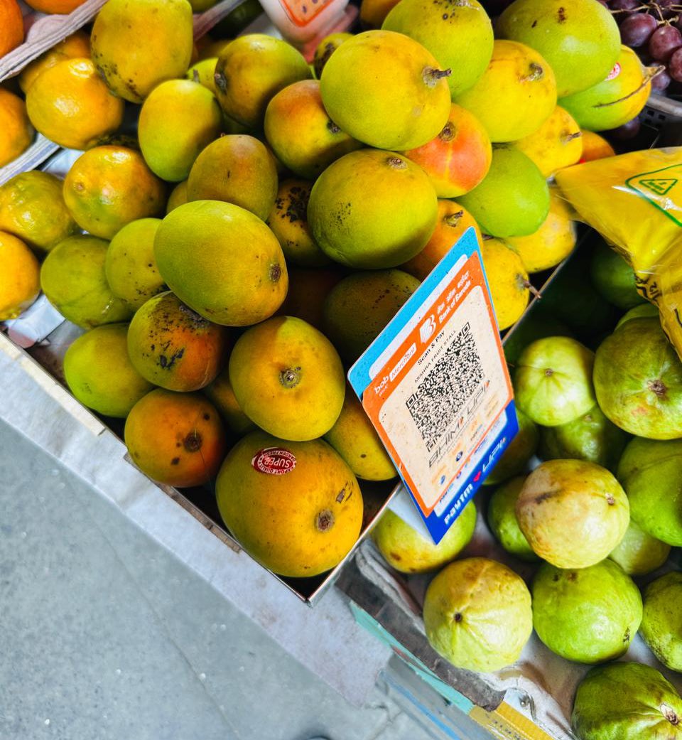 richapintoi's tweet image. How have mangoes made it to the market so early ? What kind are these.
