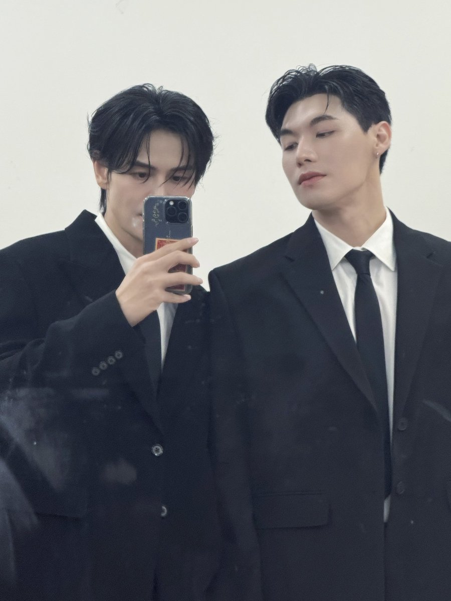 polipolysc's tweet photo. Ever since seeing Bright and Great together… I can’t stop thinking: these four in a series. Action, drama, mafia, police… whatever the plot, they’d give it their all—and I’d be obsessed 🔥🫠

#PoddPapang #BrightGreat #plapodd #papangpt #brightrpp #grtsp https://t.co/DcHd5lBG6s