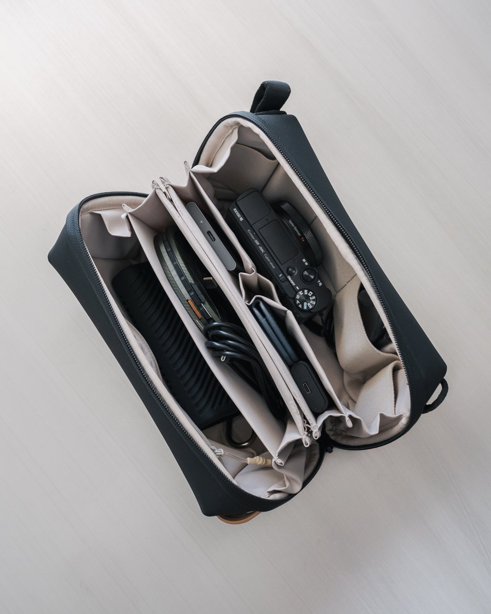 PGYTECH_global's tweet image. When your tech has a home, your mind does too.
The Tech Organizer—helping you focus on what matters, not on untangling cords.
What’s one thing that always disappears on your desk? ✨

📸: @krizysee

#pgytech #makecreationeasier #techorganizer #mindfulworkspace