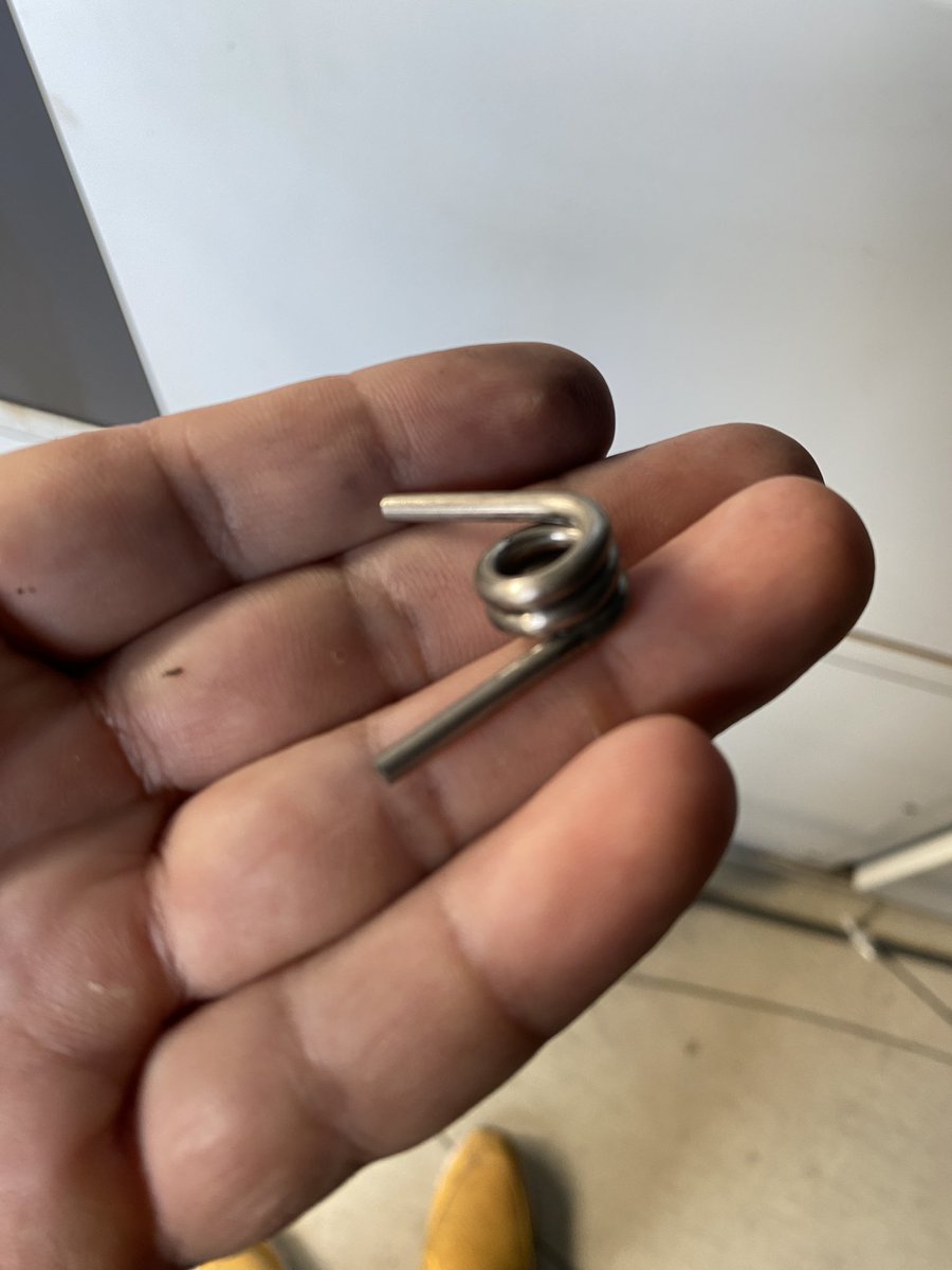 yume657's tweet image. 今日は「折れてしまったので、ばね作ってもらえますか？」とお客様がお二人。

1つは難しすぎるので、こうしてこうしてこれで良ければ1万円。

2つ目は材料径がφ2.7。そんな材料買えないので2.6か2.9で良ければ1万円。

お二人ともお帰りになられました。
高いよね🙇

1個は手持ちの材料で最低5千円😅