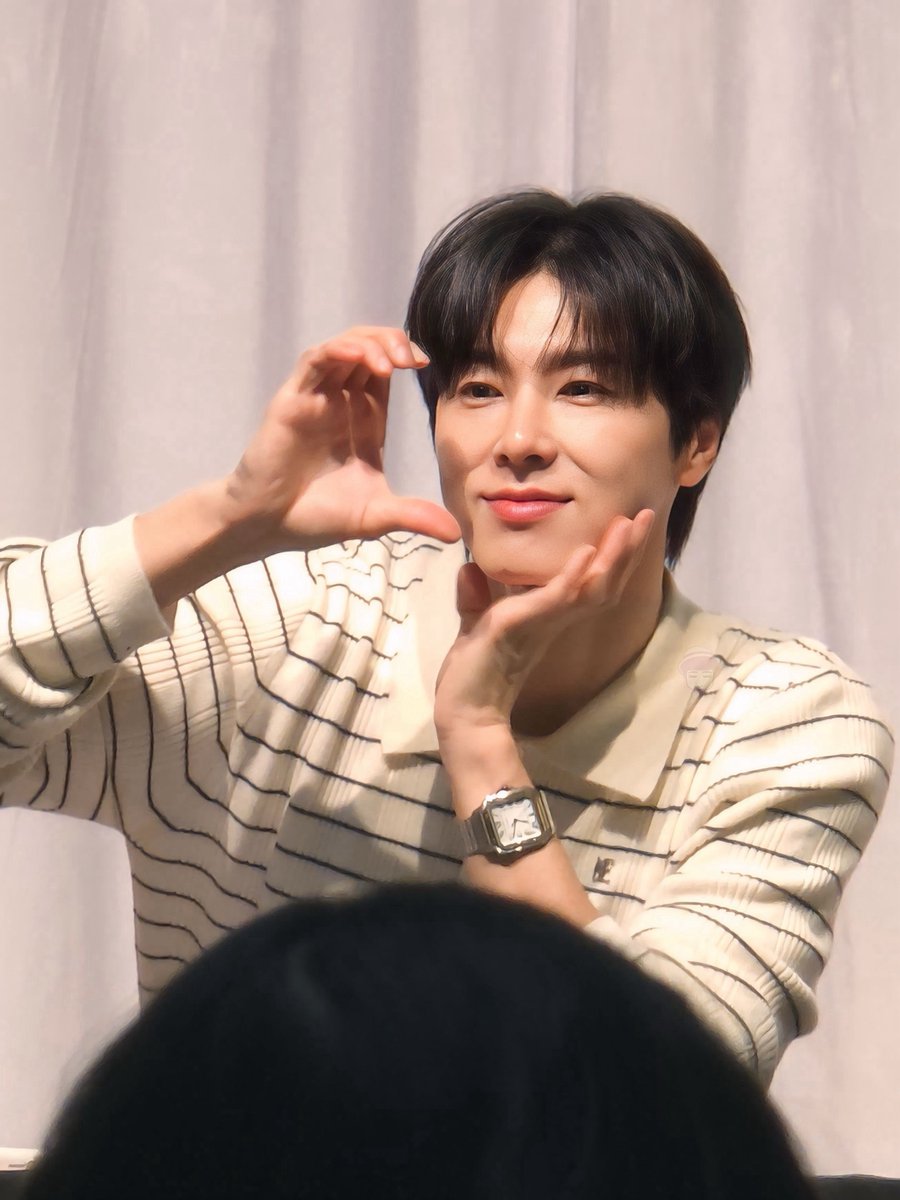 DeniseJCChen's tweet photo. 251115 Everline 사인회  이벤트 ❤️ 
정말 좋아해요 🥰

#UKNOW #유노윤호 #정윤호 
#Stretch #UKNOW_Stretch
#IKNOW #UKNOW_IKNOW
#TVXQ! https://t.co/x4KJLgTrek
