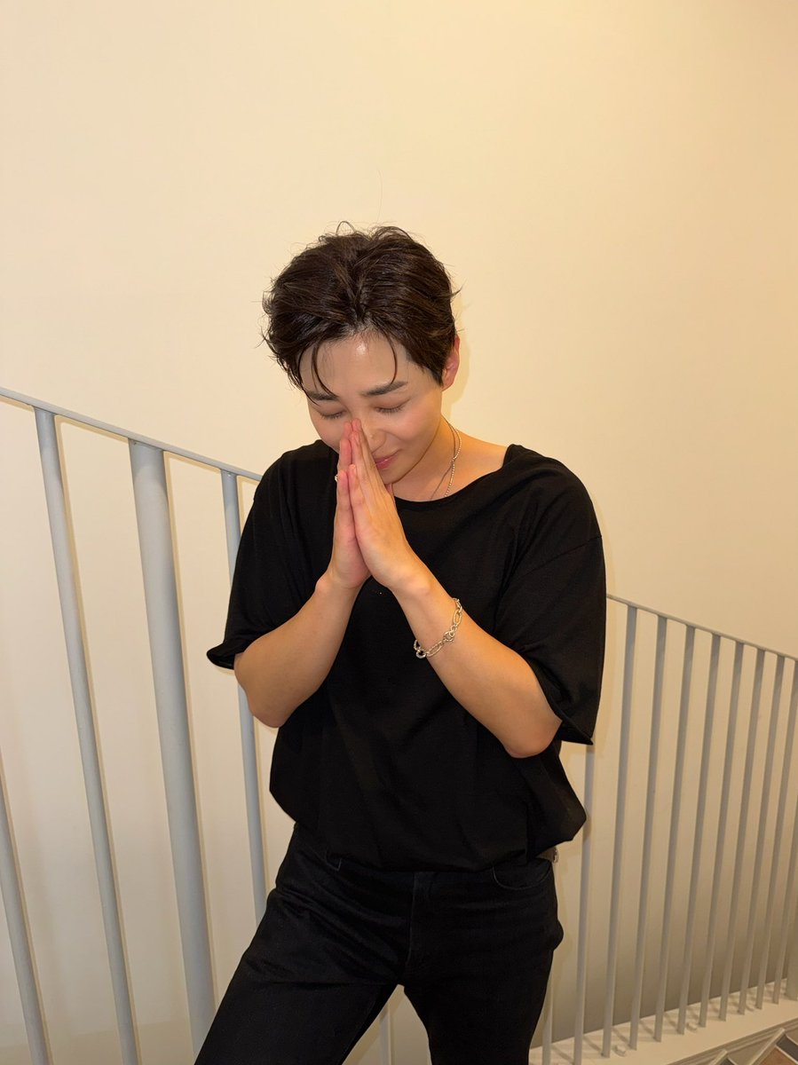 양일 진행된 2025 <딘딘 소극장 콘서트 : 만추(晩秋)> 공연이 마무리되었습니다✨ 공연을 찾아 주신 관객분들 모두 감사드립니다💛🎉 

#딘딘 #DINDIN #슈퍼벨컴퍼니 #superbellcompany #superbell #SBC