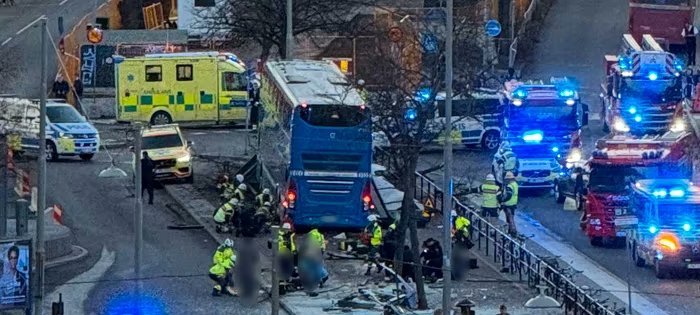 Globupdate's tweet image. 🚨 BREAKING: Stockholm Bus Crash

A double-decker bus crashed into a bus stop queue on Valhallavägen

— At least 3 dead, several injured
— Bus was not in service; no passengers on board
— Driver arrested on suspicion of involuntary manslaughter
#Stockholm #LoveYourW #paofc