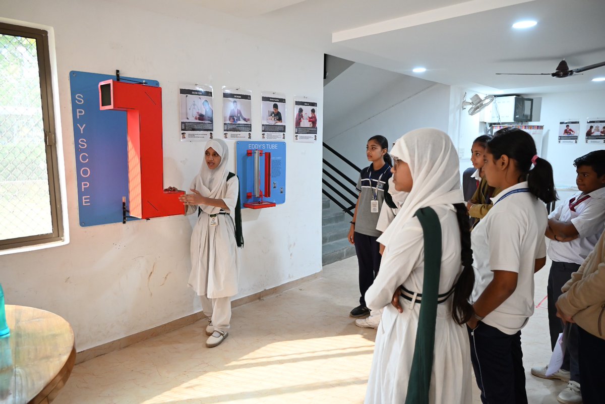 GujScienceCity's tweet image. A day of curiosity, creativity, and confident learning in action! Students at Science City’s Micron STEM Learning Lab took lead today, explaining different science models and the concepts they mastered.

#ScienceCity #STEMLearning #MicronSTEMLab #HandsOnLearning #FutureInnovators…