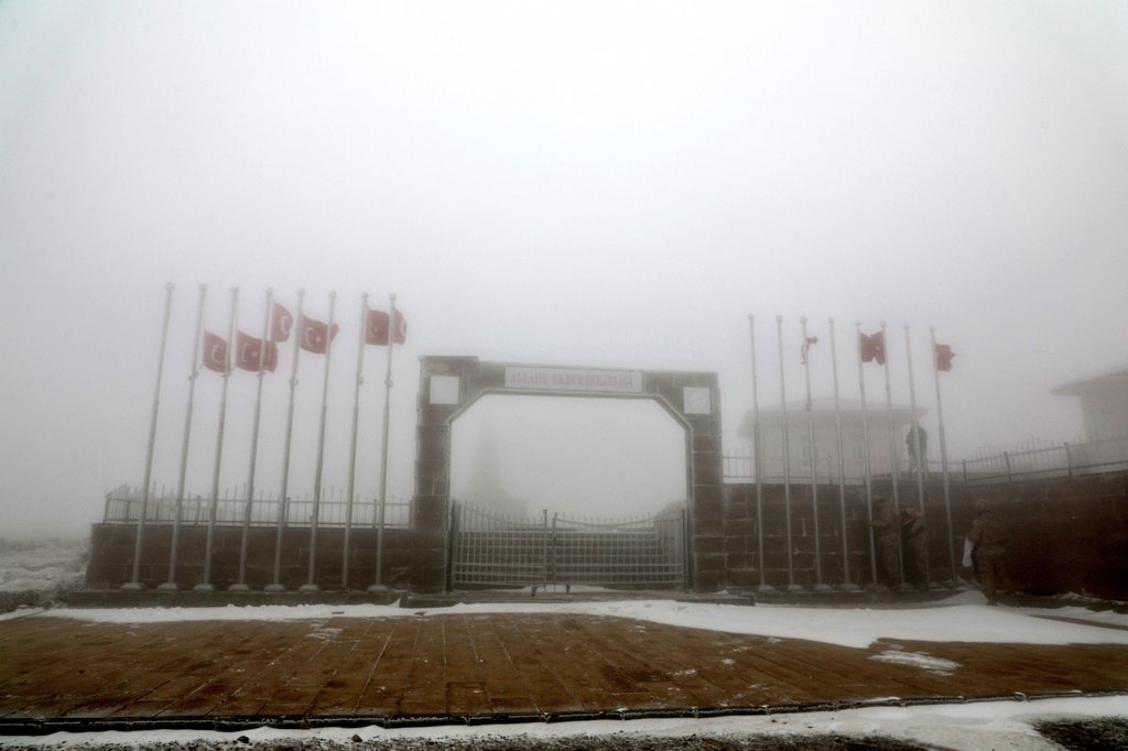 📍#GaziKars #Sarıkamış 

Allahu Ekber Dağının eksilmiyor dumanı,
Şuur, mantık susuyor, durduruyor zamanı. 

Valimiz Ziya Polat, vatanımızın bekası için canlarından geçen ve kefenleri bembeyaz karlar, son sözleri "Allahu Ekber" olan olan Aziz Şehitlerimizin Allahu Ekber Dağlarında