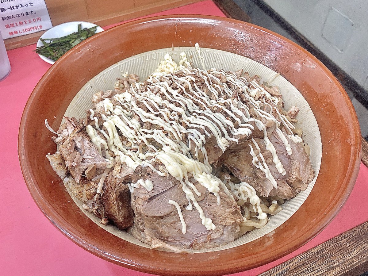 らぁ麺 しん　(東加古川FC)
麺 600g 豚ダブル
ﾔｻｲﾌﾂｳﾆﾝﾆｸﾏｼｱﾌﾞﾗﾏｼ
ほぐし肉・からマヨ・ニラコショウ

加古川に用事があり初訪問🍜
やっと行けて良かった☺️
昼の1人目で600g失礼しました🙇笑
いい意味で明石とは違う美味しさがあった😊
ご馳走さまでした🙏