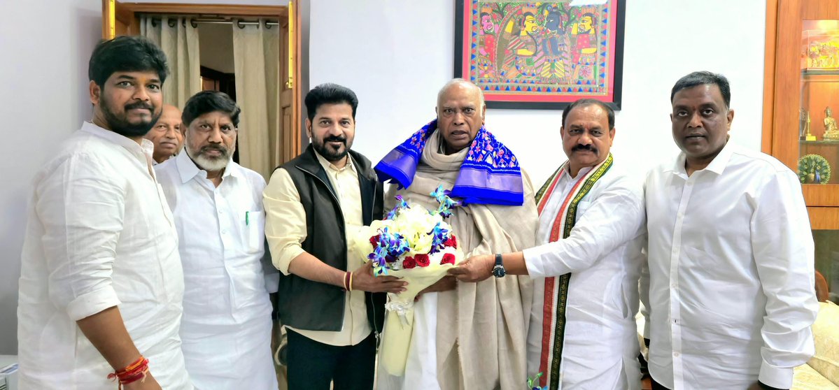 reddyashokap's tweet image. ఏఐసిసి అధ్యక్షుడు మల్లికార్జున ఖర్గే తో భేటీ అయిన సీఎం రేవంత్ రెడ్డి, డిప్యూటీ సీఎం బట్టి విక్రమార్క ,పిసిసి చీఫ్ మహేష్ కుమార్ గౌడ్, జూబ్లీహిల్స్ ఎమ్మెల్యే నవీన్ యాదవ్ 

సమావేశంలో పాల్గొన్న ఏఐసీసీ జనరల్ సెక్రటరీ కేసి వేణుగోపాల్