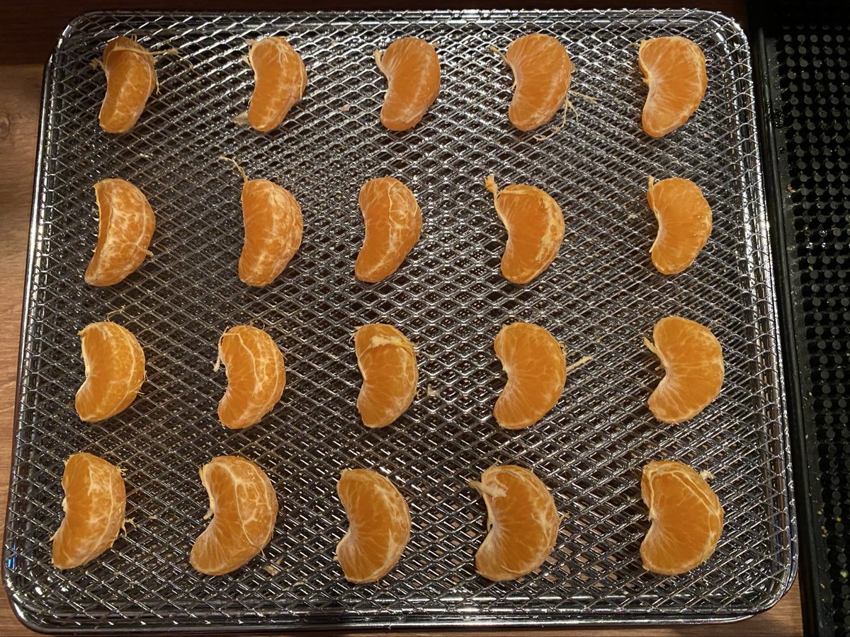 Ну-с, за буду мандаринчики сушить☺️
Кстати, в каждой мандаринке было ровно 10 долек