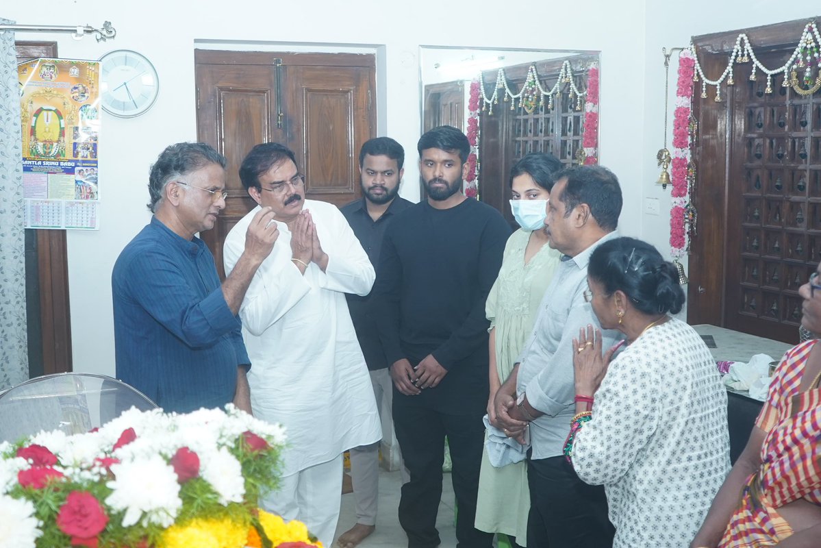 Sivadath27's tweet image. బొలిశెట్టి సత్య @bolisetti_satya గారిని విశాఖపట్నం స్వగృహంలో పరామర్శించి, వారి సతీమణి పార్థివదేహానికి నివాళులర్పించి, వారి కుటుంబానికి ధైర్యం చెప్పి, ప్రగాఢ సానుభూతి తెలియజేసిన మంత్రి శ్రీ నాదెండ్ల మనోహర్ @mnadendla గారు. #sivadath @JanaSenaParty @PawanKalyan