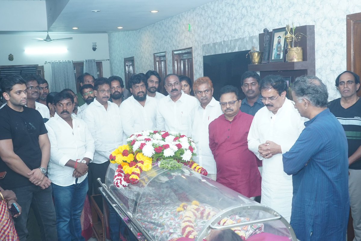 Sivadath27's tweet image. బొలిశెట్టి సత్య @bolisetti_satya గారిని విశాఖపట్నం స్వగృహంలో పరామర్శించి, వారి సతీమణి పార్థివదేహానికి నివాళులర్పించి, వారి కుటుంబానికి ధైర్యం చెప్పి, ప్రగాఢ సానుభూతి తెలియజేసిన మంత్రి శ్రీ నాదెండ్ల మనోహర్ @mnadendla గారు. #sivadath @JanaSenaParty @PawanKalyan