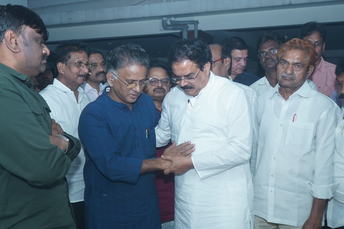 Sivadath27's tweet image. బొలిశెట్టి సత్య @bolisetti_satya గారిని విశాఖపట్నం స్వగృహంలో పరామర్శించి, వారి సతీమణి పార్థివదేహానికి నివాళులర్పించి, వారి కుటుంబానికి ధైర్యం చెప్పి, ప్రగాఢ సానుభూతి తెలియజేసిన మంత్రి శ్రీ నాదెండ్ల మనోహర్ @mnadendla గారు. #sivadath @JanaSenaParty @PawanKalyan