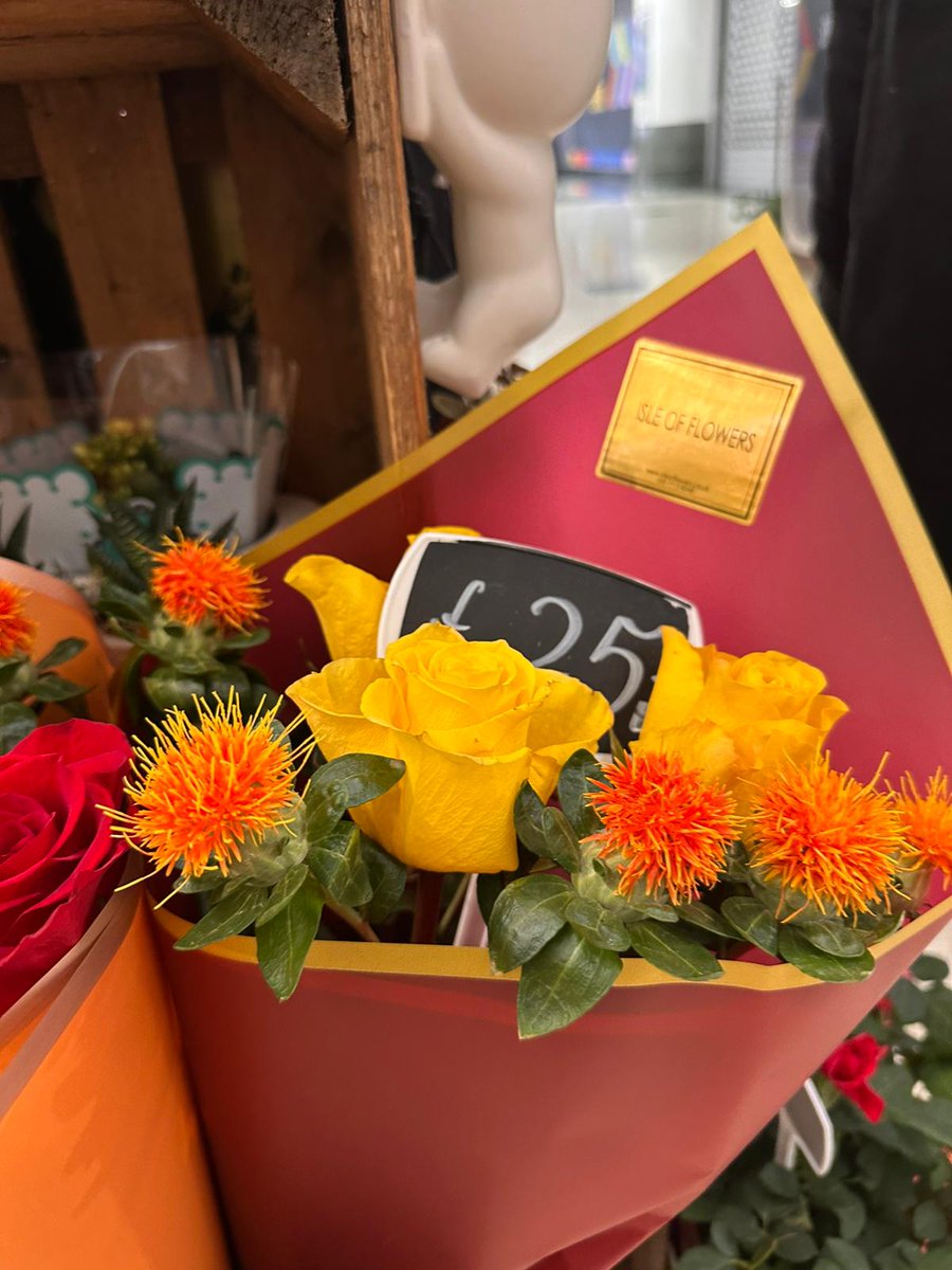 Brighten up grey November days with a bunch of blooms from Isle of Flowers! 🌸 Because a little colour goes a long way this time of year 💐