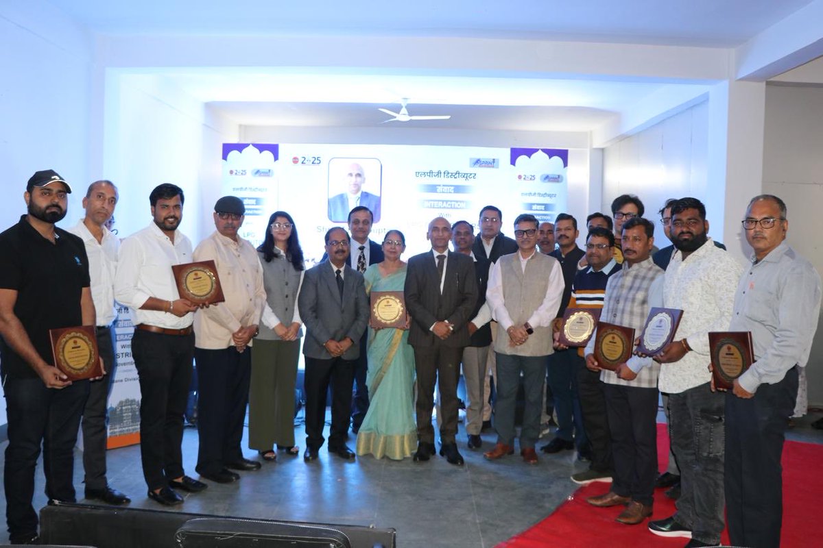 A valued initiative—an insightful interactive LPG Distributors Meet for Jaipur 1 &amp; 2 LSAs was held  at IndianOil’s WSA 172 on DME.ED &amp; SH,RSO valued the productive dialogue &amp; urged stronger NDNE sales,fewer 1906 leakage complaints with immediate redressal &amp; higher FTL penetration