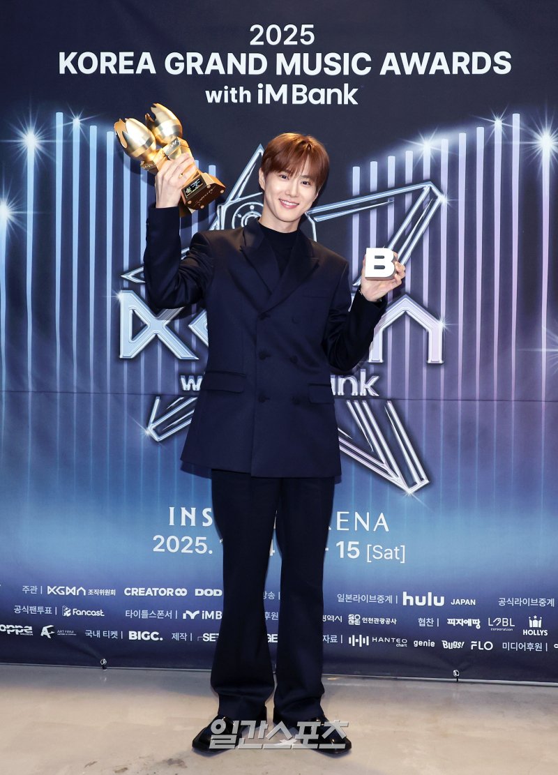 SUHOLOOK's tweet photo. Congratulations SUHO for winning three awards at the 2025 Korea Grand Music Awards (KGMA) 🏆👏✨️

🏆 Best Solo Artist (Male)
🏆 Best Music 10
🏆 Global Star

#SUHOatKGMA
#KGMA2025 #SUHO #수호 https://t.co/hLmGFxpAXY