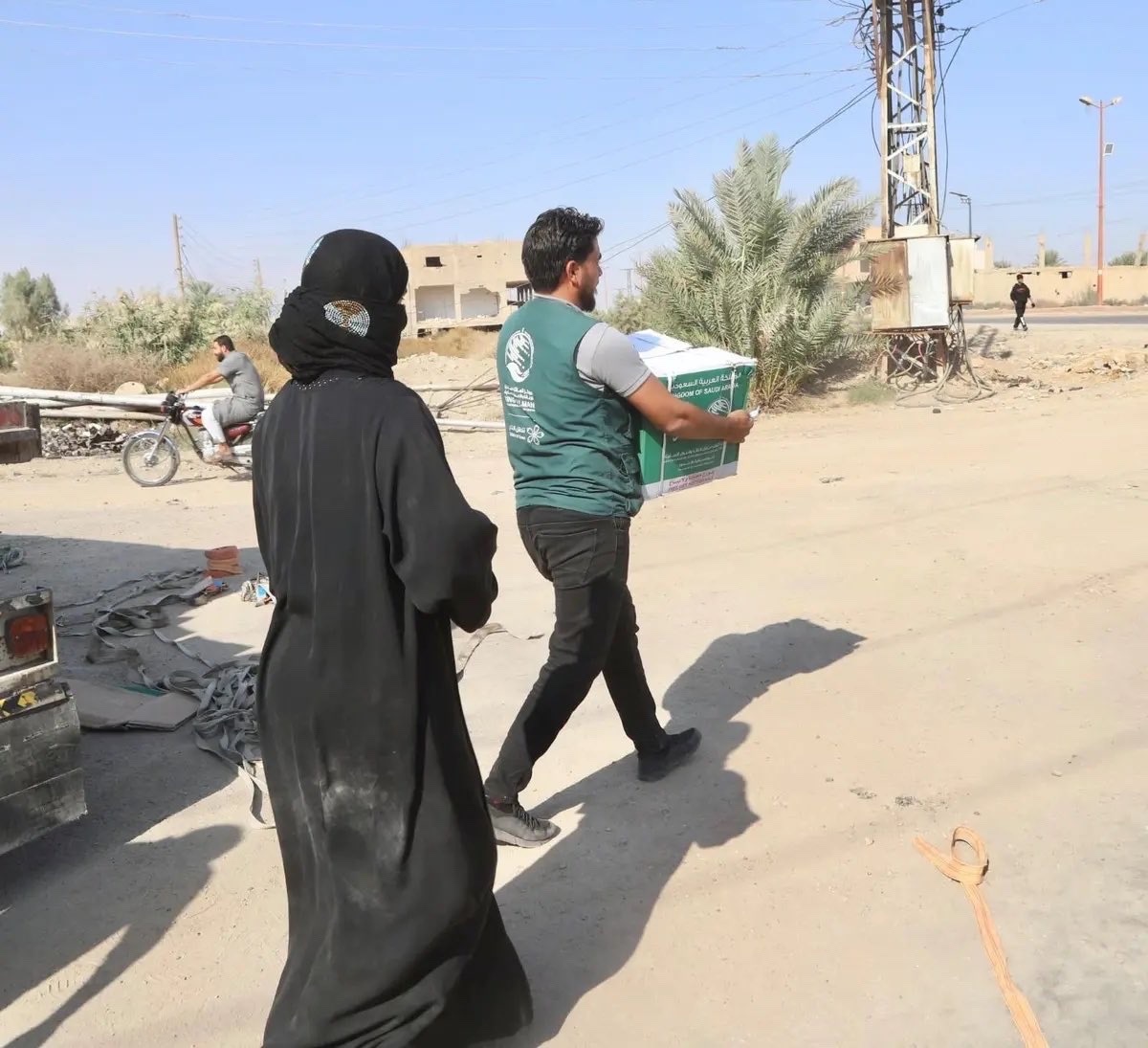 في دعم إنساني بلاحدود ..

مساعدات غذائية سعودية تصل إلى الأشقاء السوريين في دير الزور بسوريا.

🇸🇦🇸🇦