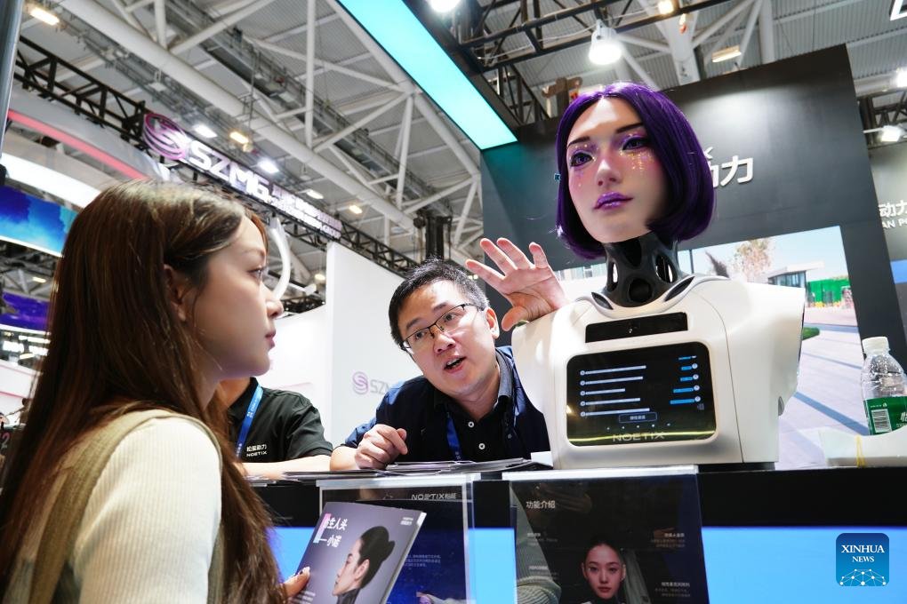 CE_ChinaEconomy's tweet image. The 27th #China Hi-Tech Fair (CHTF), one of the country's largest technology exhibitions, opened in Shenzhen. The event has attracted over 5,000 companies and international organizations from more than 100 countries and regions. 🇨🇳💻🧬🔬