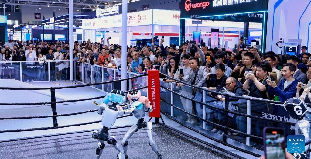 CE_ChinaEconomy's tweet image. The 27th #China Hi-Tech Fair (CHTF), one of the country's largest technology exhibitions, opened in Shenzhen. The event has attracted over 5,000 companies and international organizations from more than 100 countries and regions. 🇨🇳💻🧬🔬