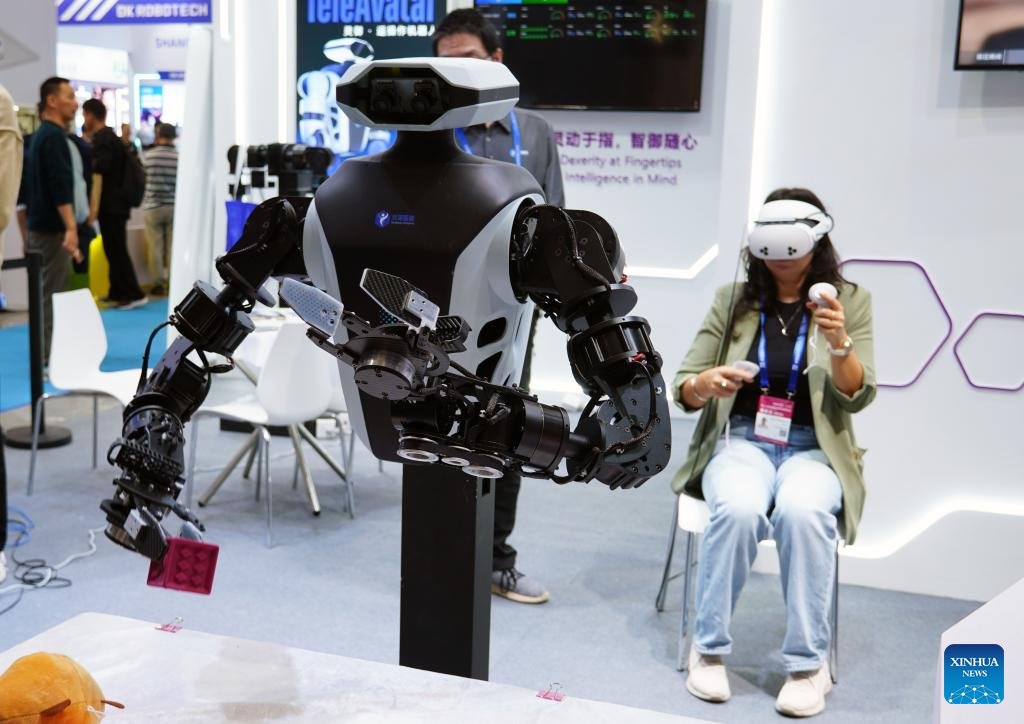 CE_ChinaEconomy's tweet image. The 27th #China Hi-Tech Fair (CHTF), one of the country's largest technology exhibitions, opened in Shenzhen. The event has attracted over 5,000 companies and international organizations from more than 100 countries and regions. 🇨🇳💻🧬🔬