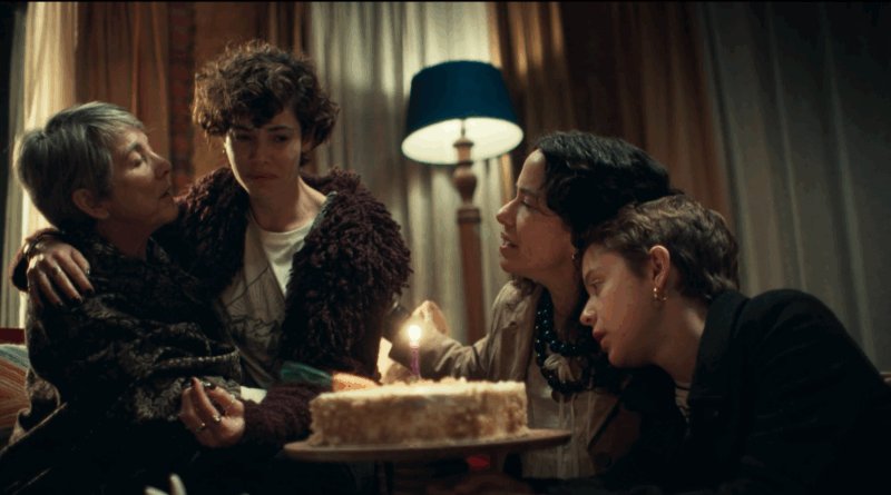 #LaVidaEs mezcla el drama con la comedia para ahondar temáticas inherentes al ser humano. Un film ambicioso que busca usar todos los recursos que tiene disponible aunque no siempre resultan atinados. Nuestra crítica: cinefiloserial.com.ar/40-mdq-film-fe…