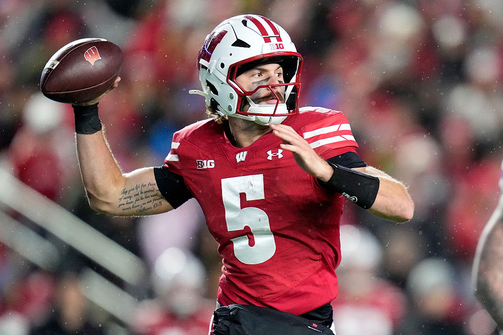 PeteThamel's tweet photo. Sources: Wisconsin will start true freshman Carter Smith at No. 2 Indiana today. Smith made his season debut after Danny O’Neil left the Washington game with an injury last week. He ran for 47 yards and a touchdown and completed 3-of-12 passes in Wisconsin's upset win. https://t.co/2WIZCVkn5L