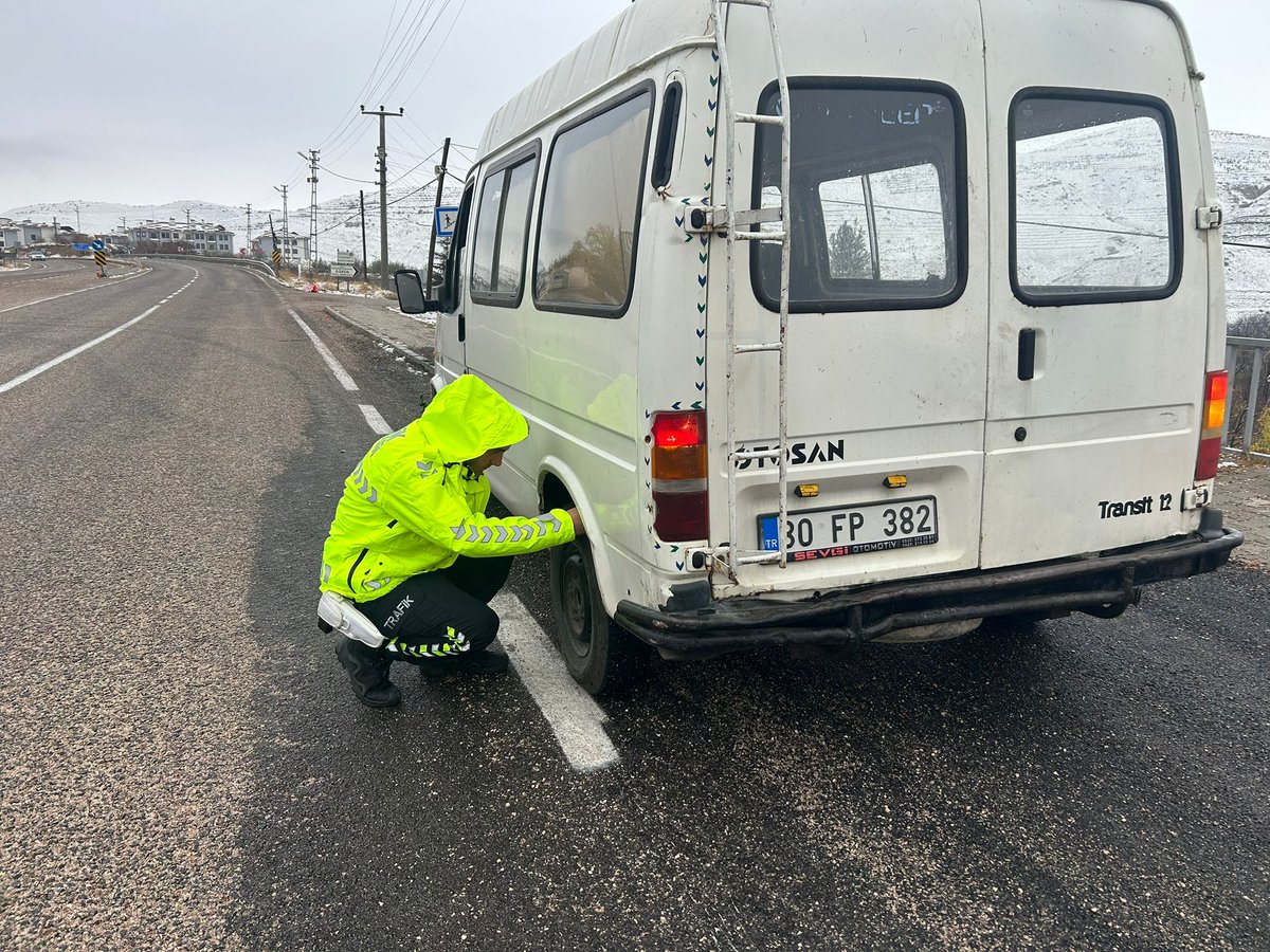 📌 Kış Lastiği Denetimleri başladı.

Bölge Trafik Denetleme İstasyon Amirliği ekiplerimiz tarafından, 15.11.2025 tarihi itibarıyla ticari araçlarda zorunlu hale gelen kış lastiği uygulaması kapsamında denetim ve bilgilendirme çalışmaları aralıksız sürdürülmektedir.
